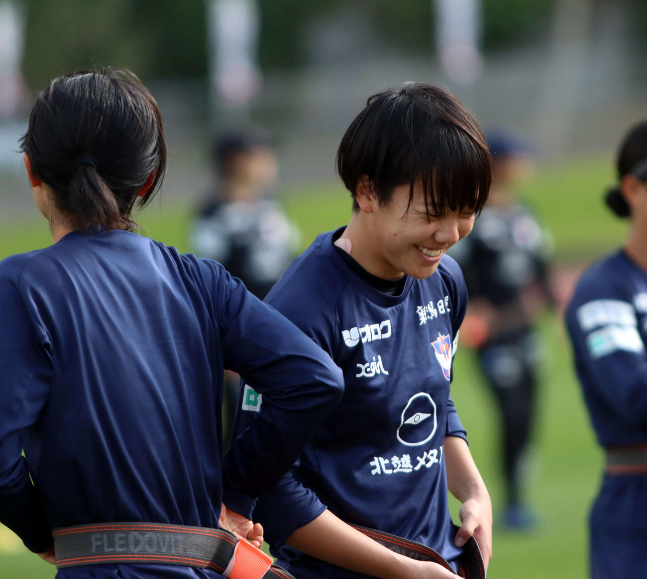 練習中に笑顔を見せる富岡（アルビレックス新潟レディース提供）