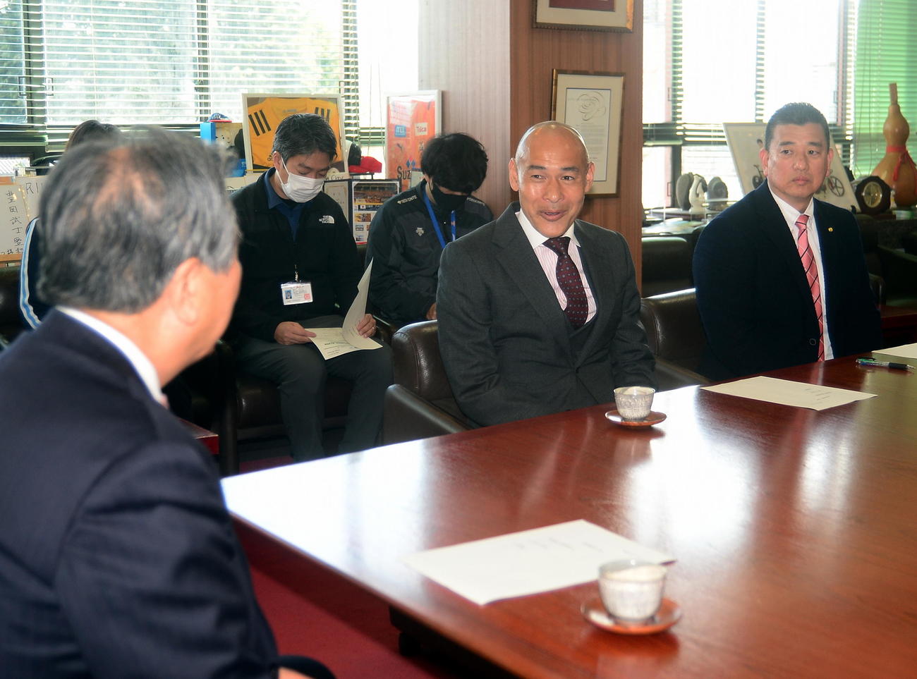 豊岡市長（左）と歓談する高原氏（右から2人目）