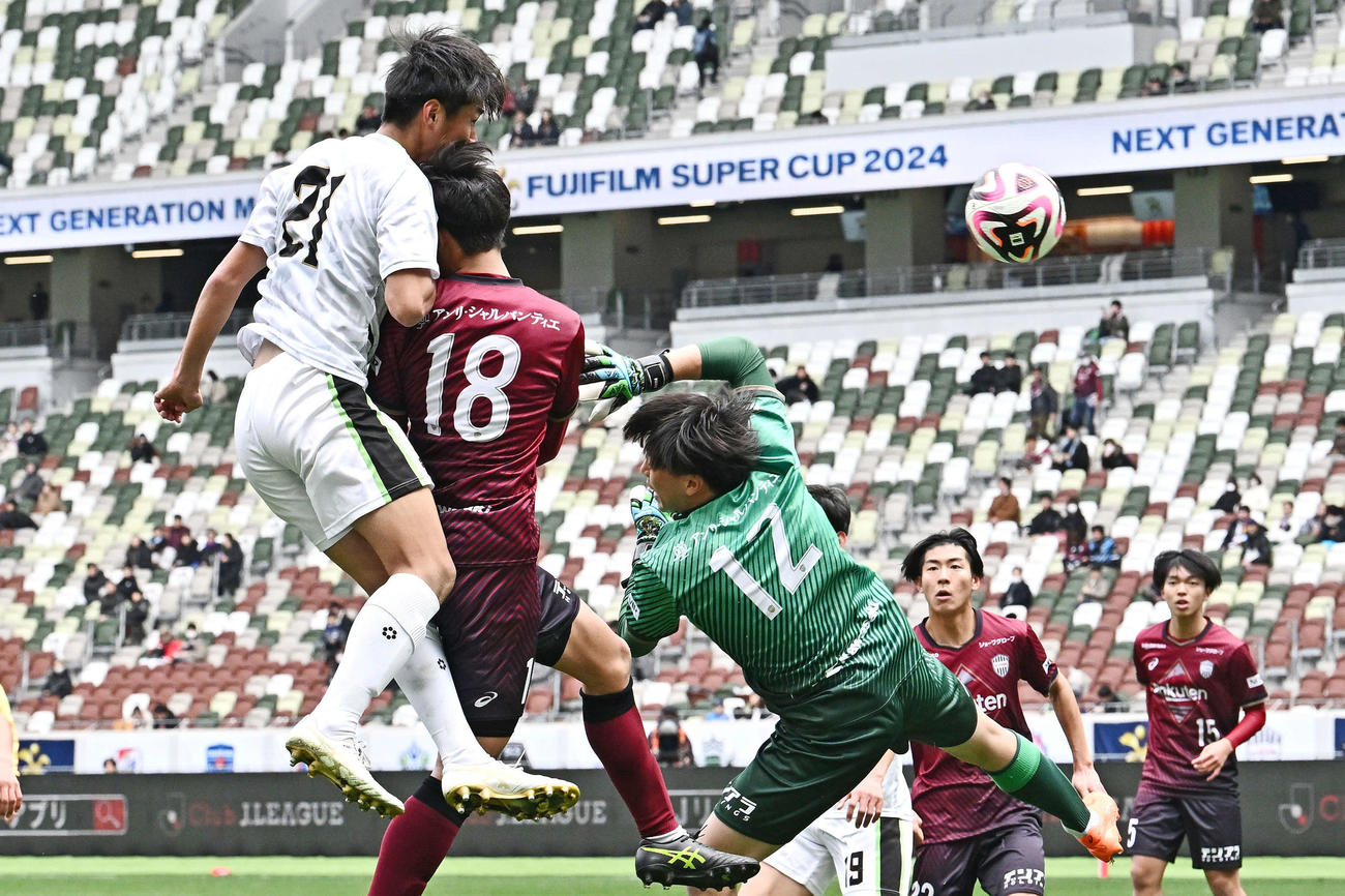 神戸U－18対高校選抜　後半、決勝のゴールを決める高校選抜・池戸（左）（撮影・滝沢徹郎）
