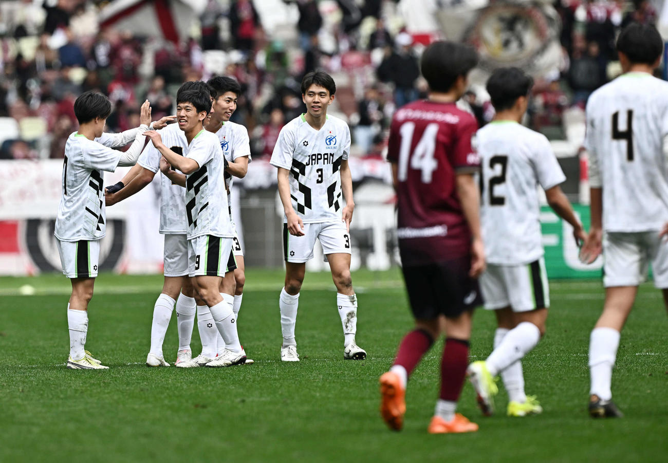 神戸U－18対高校選抜　試合に勝利しタッチをかわす高校選抜の選手たち（撮影・滝沢徹郎）