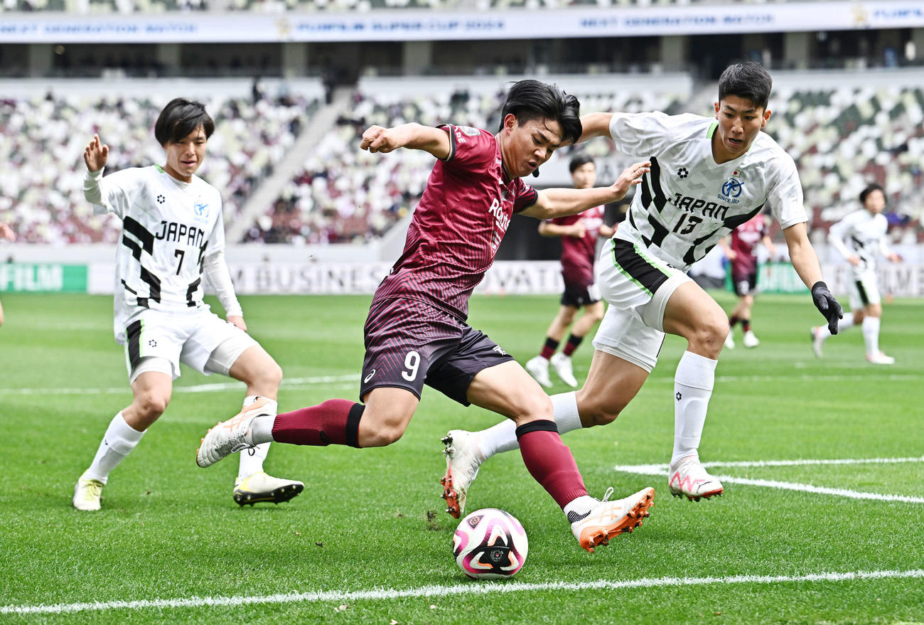 神戸U－18対高校選抜　前半、攻め込む神戸U－18渡辺（中央）（撮影・滝沢徹郎）
