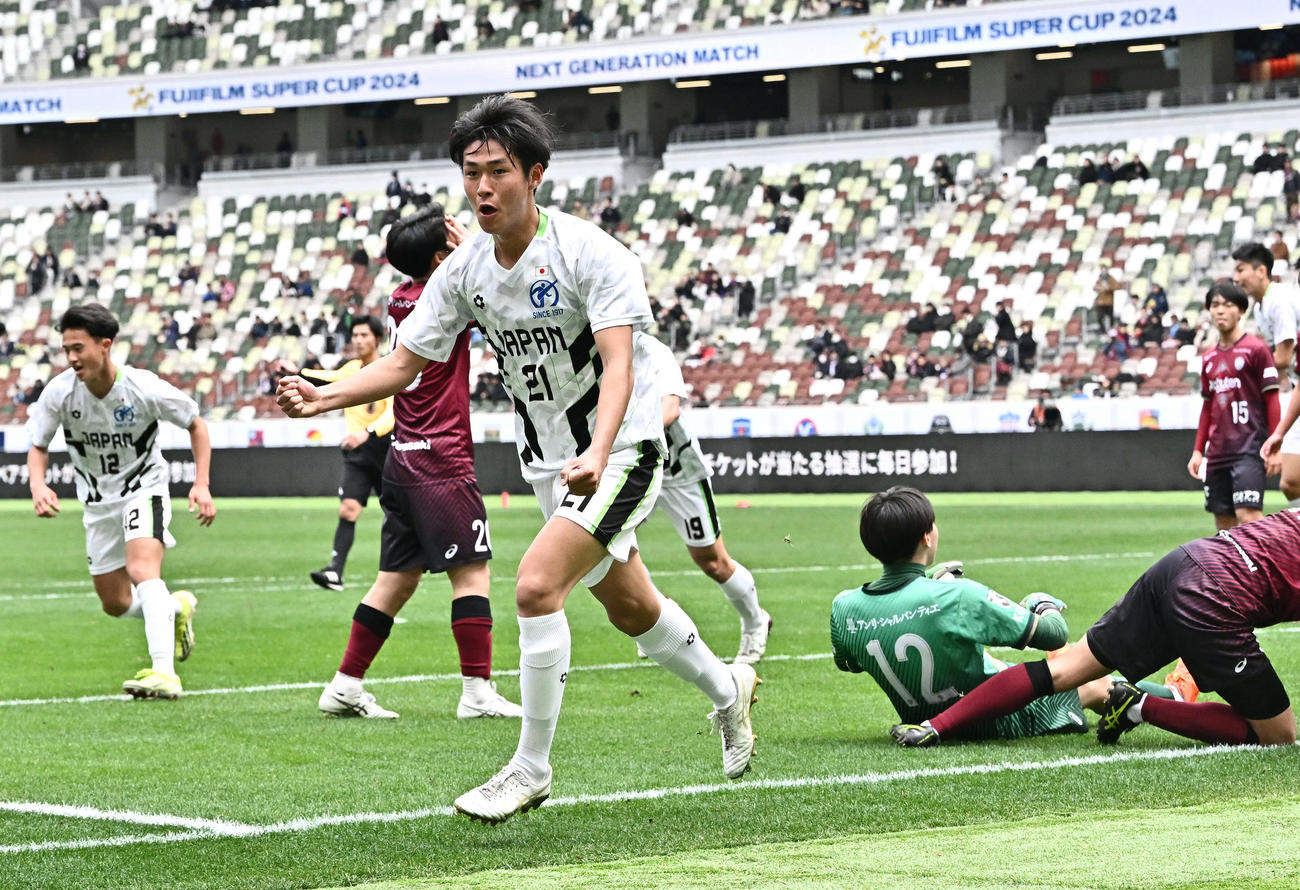 神戸U－18対高校選抜　後半、決勝のゴールを決め喜ぶ高校選抜・池戸（手前）（撮影・滝沢徹郎）