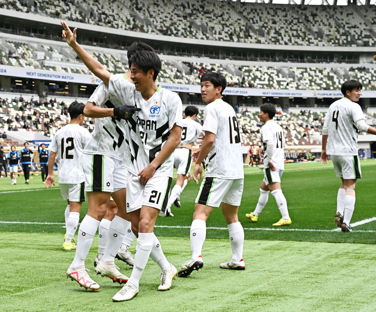 神戸U－18対高校選抜　後半、決勝のゴールを決めた高校選抜・池戸（手前）はチームメートから祝福される（撮影・滝沢徹郎）