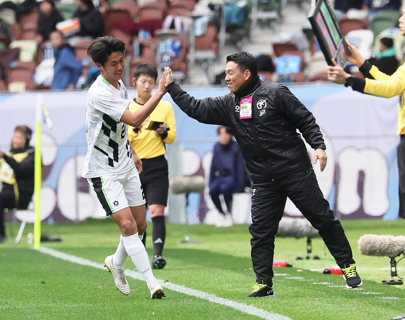 神戸U－18対日本高校選抜　後半、ヘディングでゴールを決めタッチを交わす日本高校選抜・池戸（左）（撮影・足立雅史）
