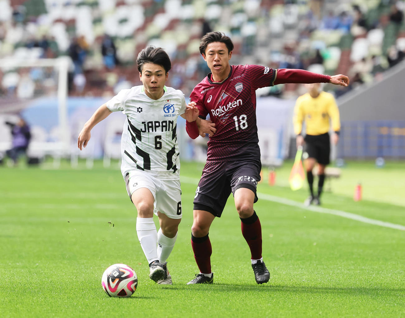 神戸U－18対日本高校選抜　前半、競り合う神戸U－18・野辺（右）と日本高校選抜・長（撮影・足立雅史）