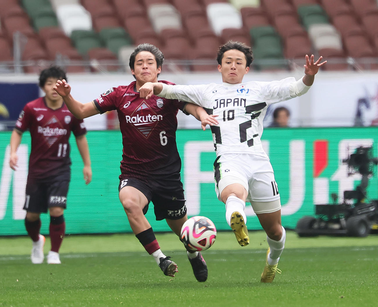 神戸U－18対日本高校選抜　前半、競り合う神戸U－18・岩本（左）と日本高校選抜・網代（撮影・足立雅史）