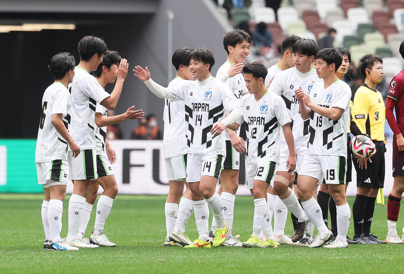 神戸U－18対日本高校選抜　試合に勝利しタッチを交わす日本高校選抜（撮影・足立雅史）