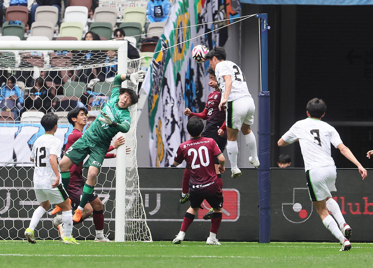 神戸U－18対日本高校選抜　後半、ヘディングでゴールを決めた日本高校選抜・池戸（右から2人目）（撮影・足立雅史）