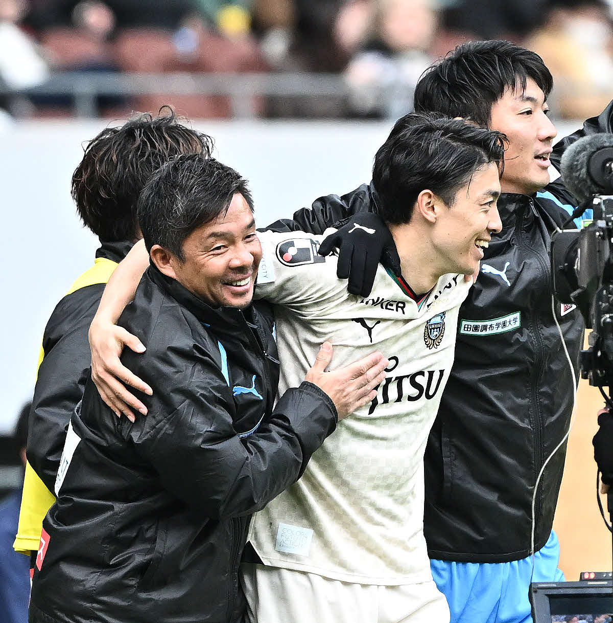 神戸対川崎F　後半、先制ゴールを決めた川崎Fファンウェルメスケルケン（左から3人目）を祝福する鬼木監督（左）（撮影・滝沢徹郎）