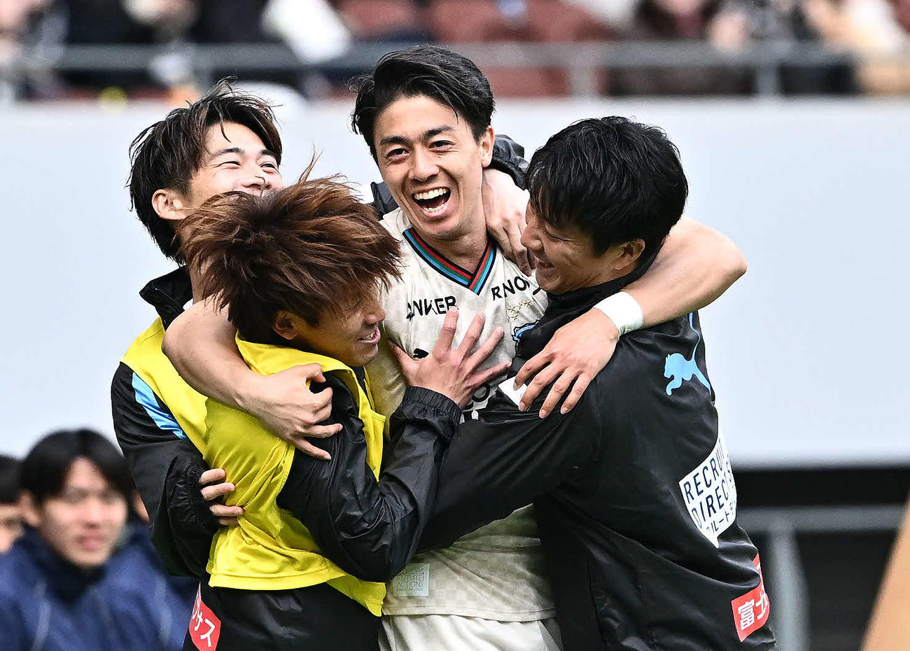 神戸対川崎F　後半、先制ゴールを決めた川崎Fファンウェルメスケルケン（左から3人目）はチームメートと抱き合って喜ぶ（撮影・滝沢徹郎）