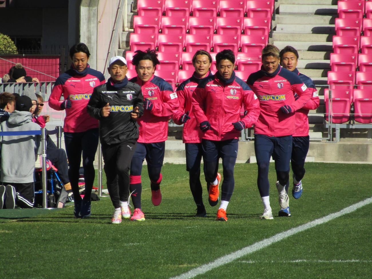 J1開幕戦の先発は14年ぶりとなるC大阪香川真司（右から3人目）（24年1月撮影）