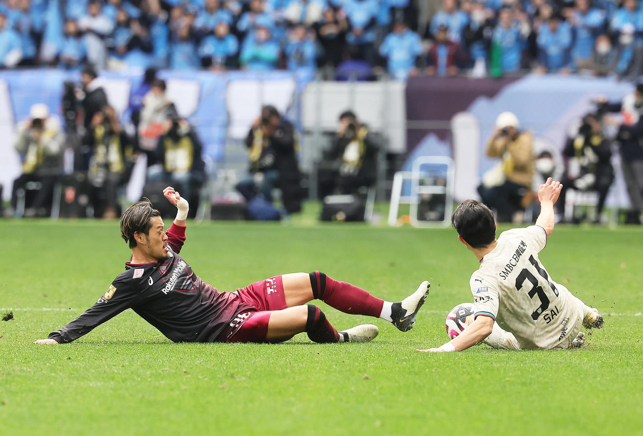 神戸対川崎F　前半、激しい守備を見せる神戸山口（左）（撮影・足立雅史）