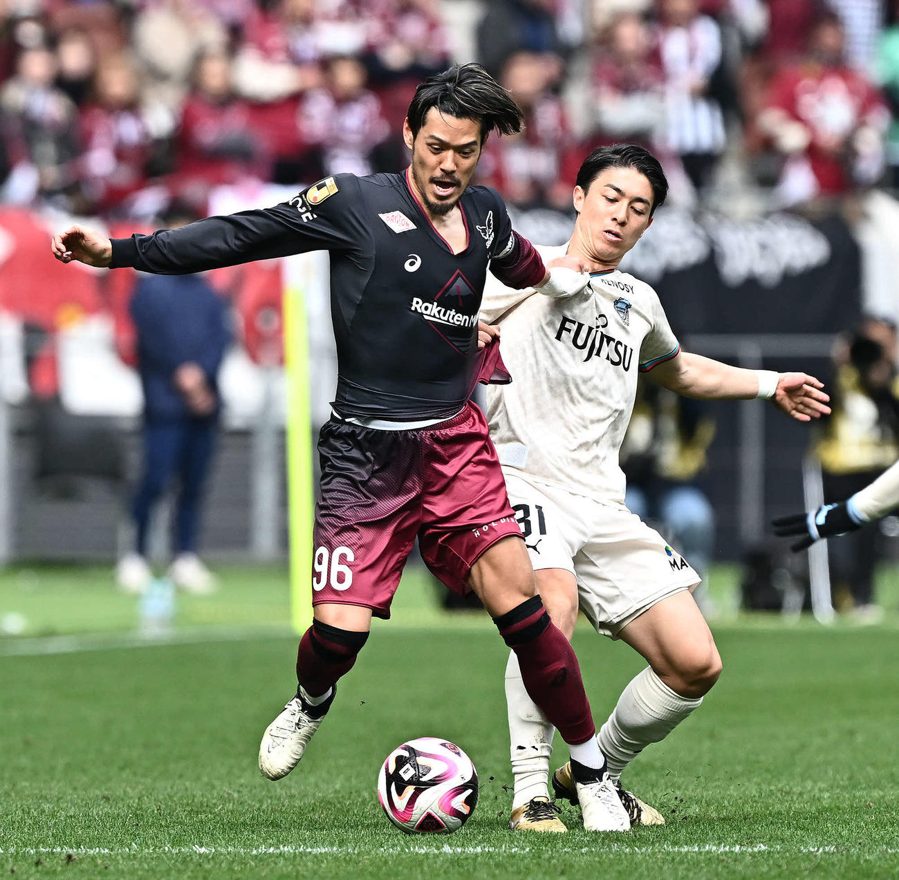 神戸対川崎F　前半、競り合う神戸山口（左）と川崎Fファンウェルメスケルケン（撮影・滝沢徹郎）
