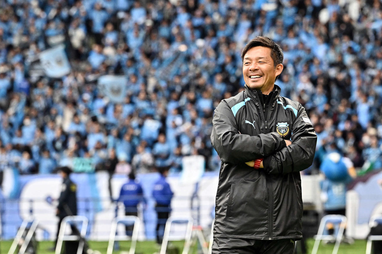 神戸対川崎F　優勝セレモニーを笑顔で見守る川崎F鬼木監督（撮影・滝沢徹郎）