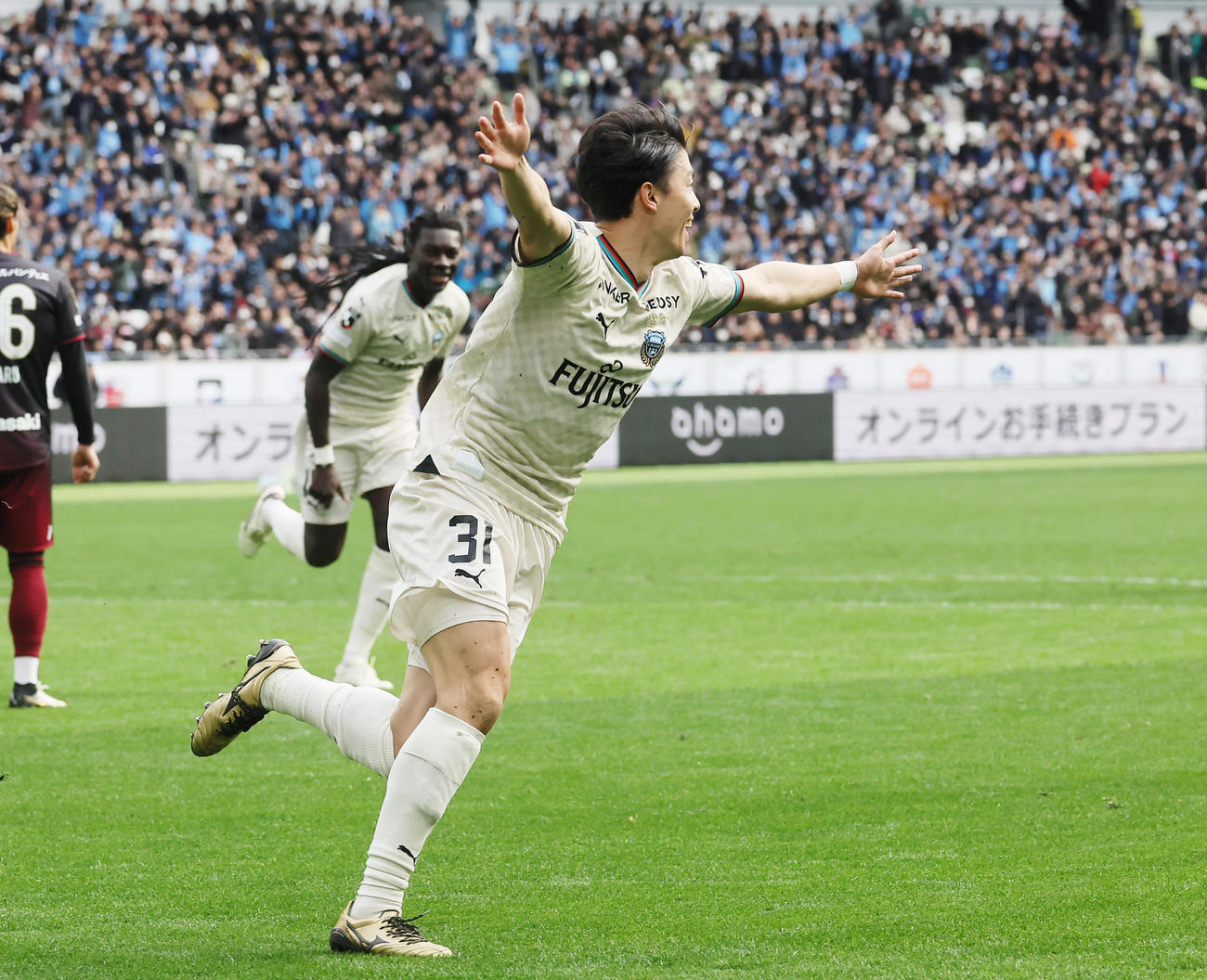 神戸対川崎F　後半、ゴールを決め喜ぶ川崎Fファンウェルメスケルケン（中央）（撮影・足立雅史）