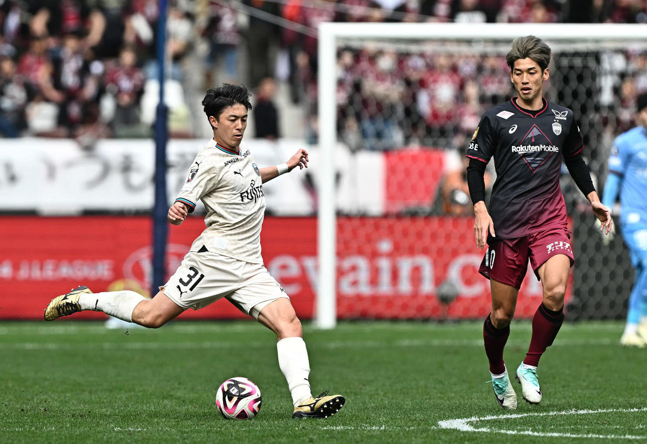 神戸対川崎F　前半、パスを出す川崎Fファンウェルメスケルケン。右は神戸大迫（撮影・滝沢徹郎）
