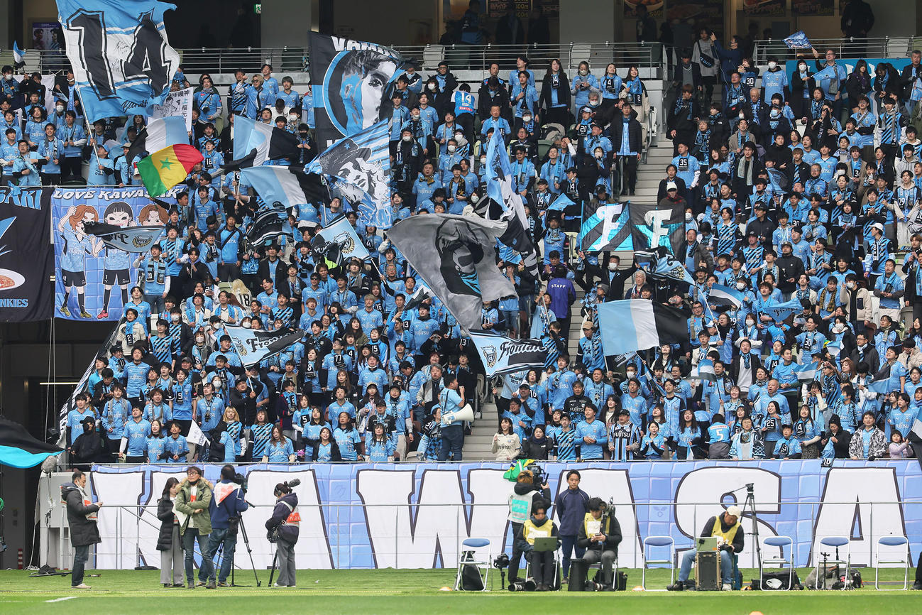 試合前、盛り上がる川崎Fサポーター（撮影・足立雅史）