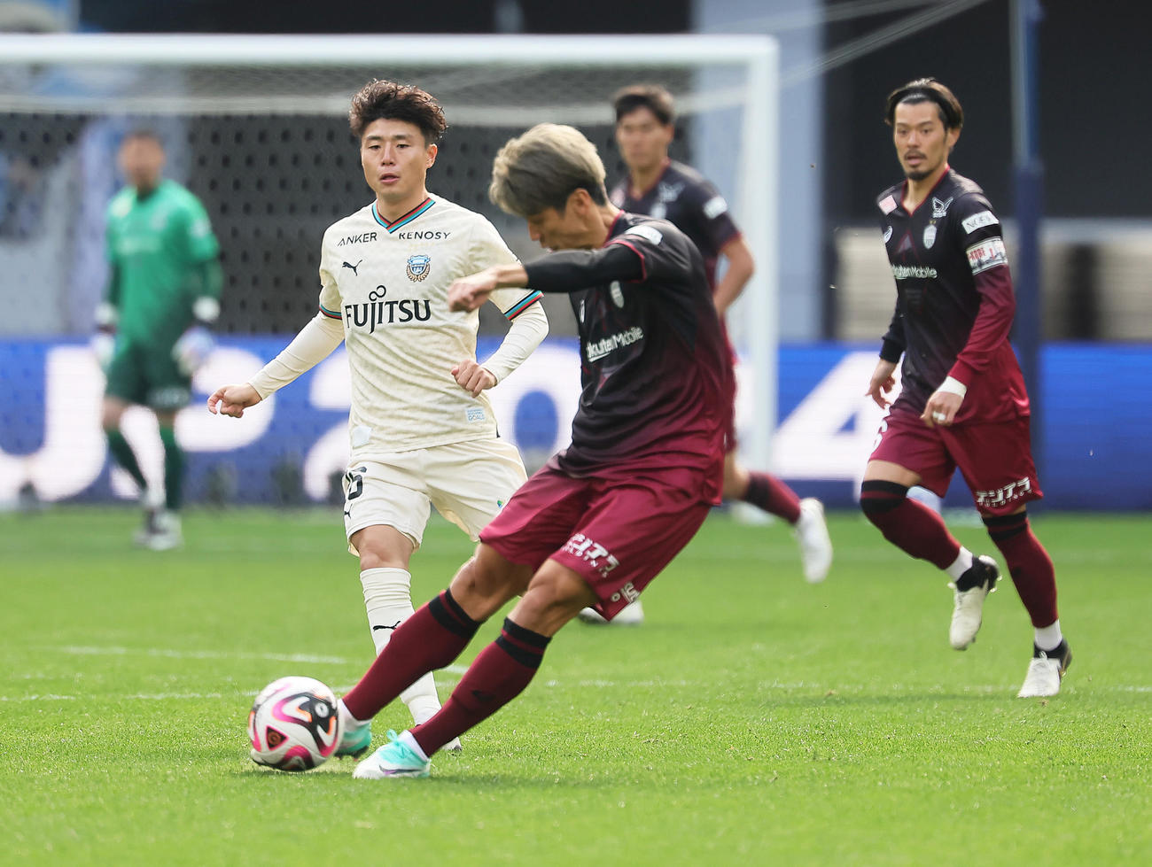 神戸対川崎F　前半、シュートを放つ神戸大迫（撮影・足立雅史）
