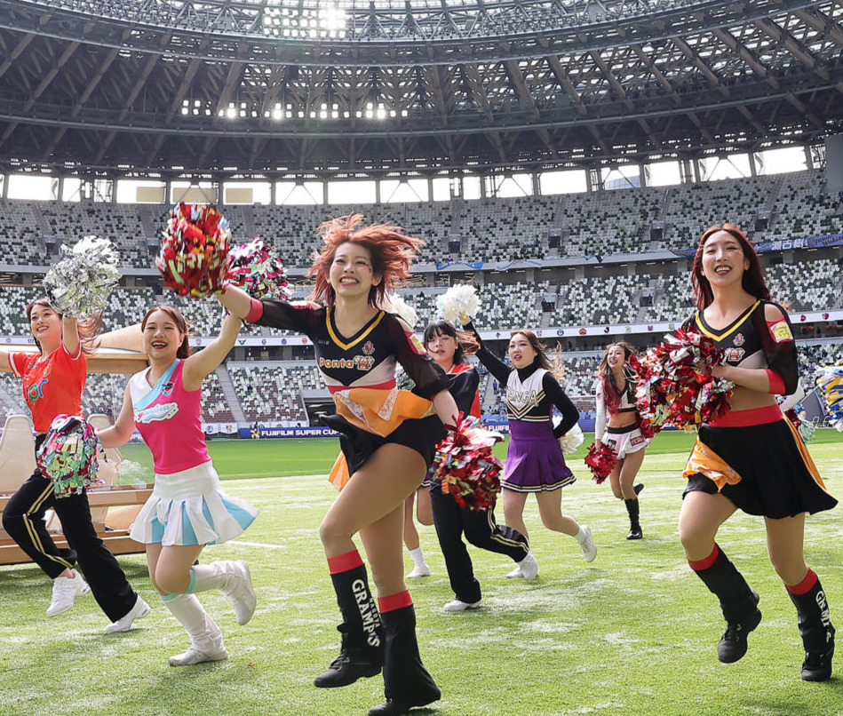 試合前、スタンドを盛り上げるJリーグ各チームのチア（撮影・足立雅史）