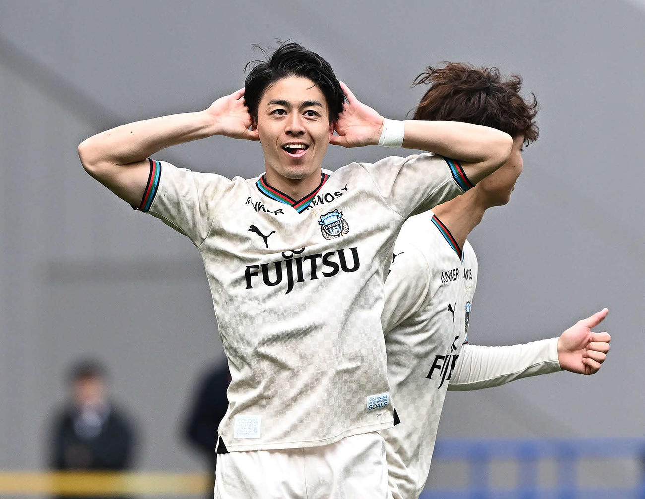 神戸対川崎F　後半、先制ゴールを決めた川崎Fファンウェルメスケルケン（手前）はサポーターの声援をあおる（撮影・滝沢徹郎）