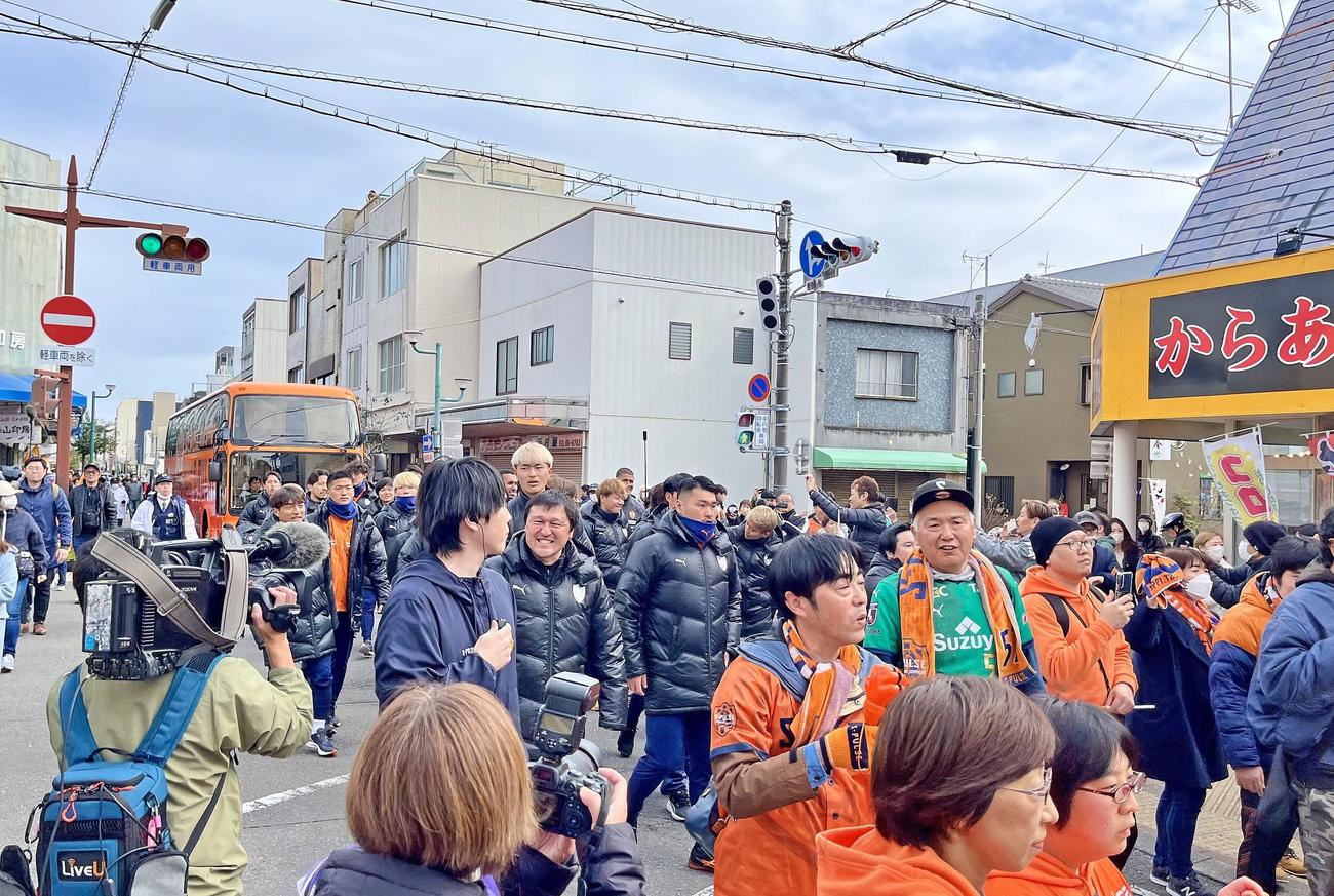 サポーターに先導されながら神社に向かう清水の秋葉監督や選手ら