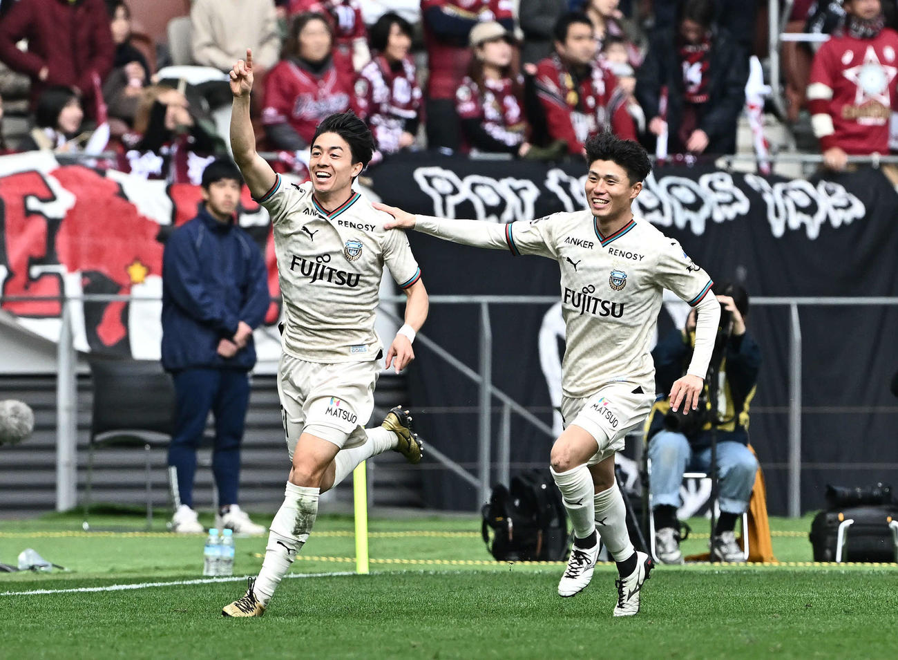 神戸対川崎F　後半、先制ゴールを決め喜ぶ川崎Fファンウェルメスケルケン（左）と山内（撮影・滝沢徹郎）