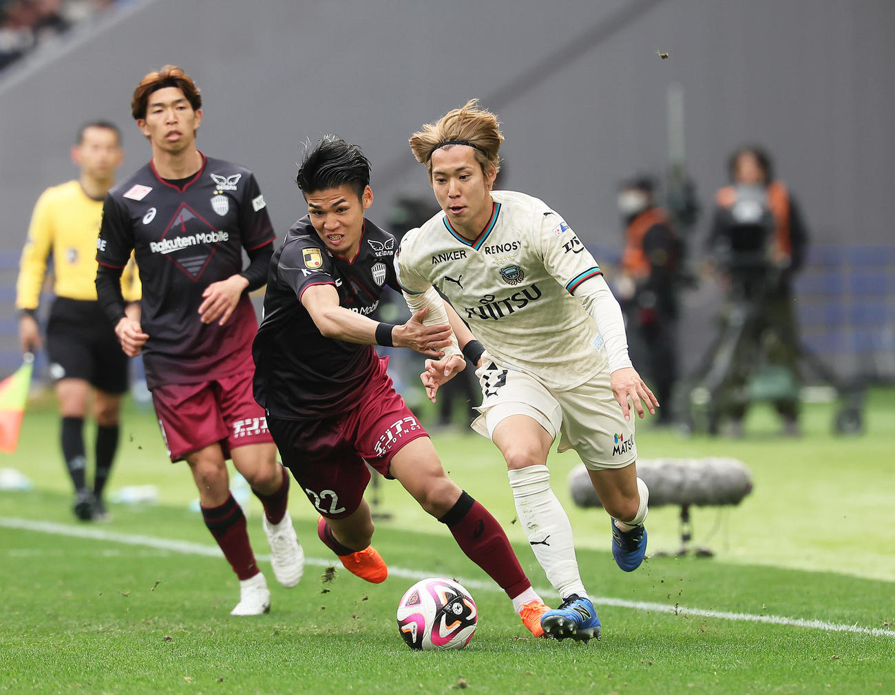 神戸対川崎F　後半、攻め込む川崎F三浦（右）（撮影・足立雅史）