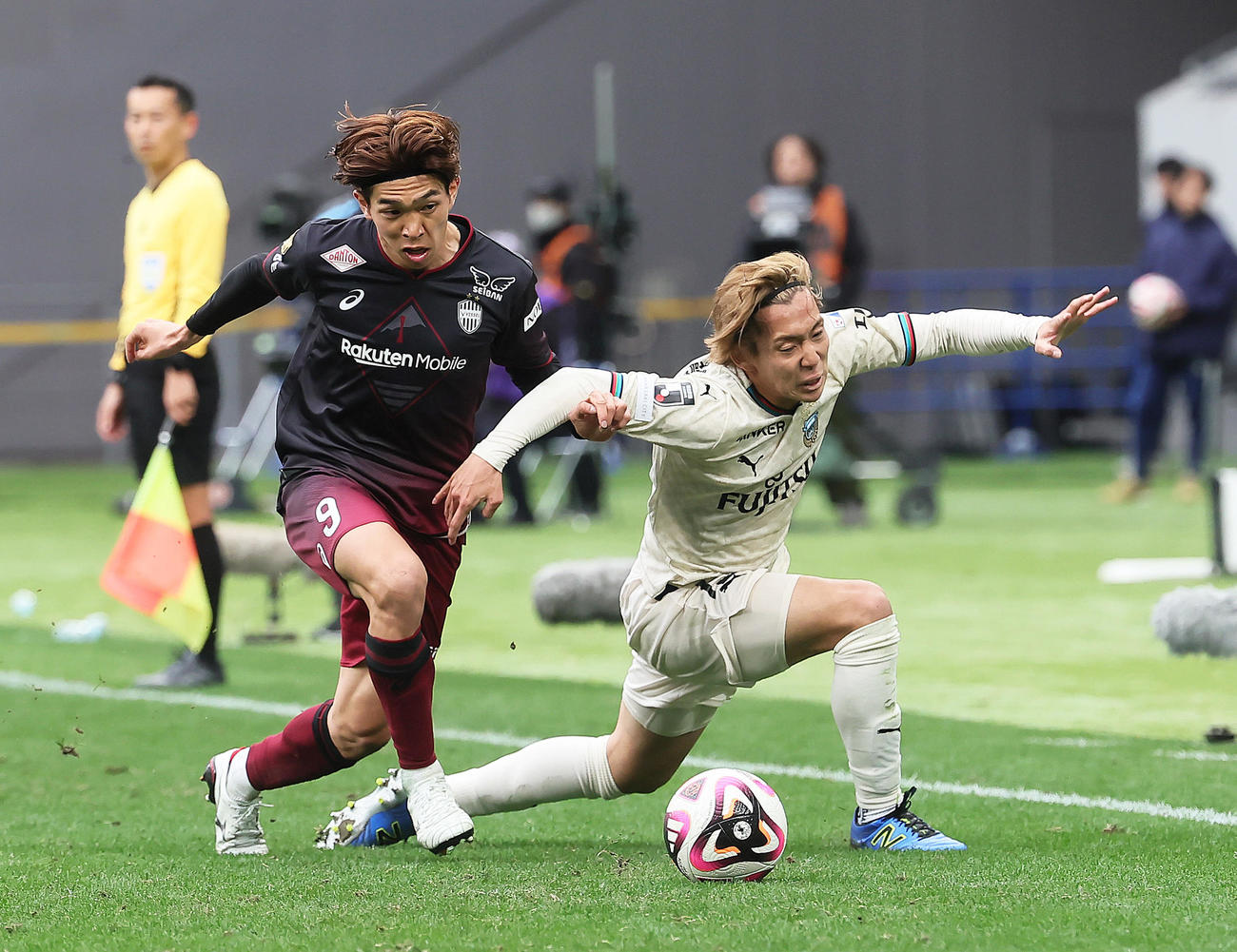 神戸対川崎F　後半、激しく競り合う神戸宮代（左）と川崎F三浦（撮影・足立雅史）