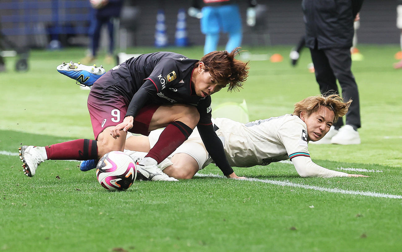 神戸対川崎F　後半、激しく競り合う神戸宮代（左）と川崎F三浦（撮影・足立雅史）