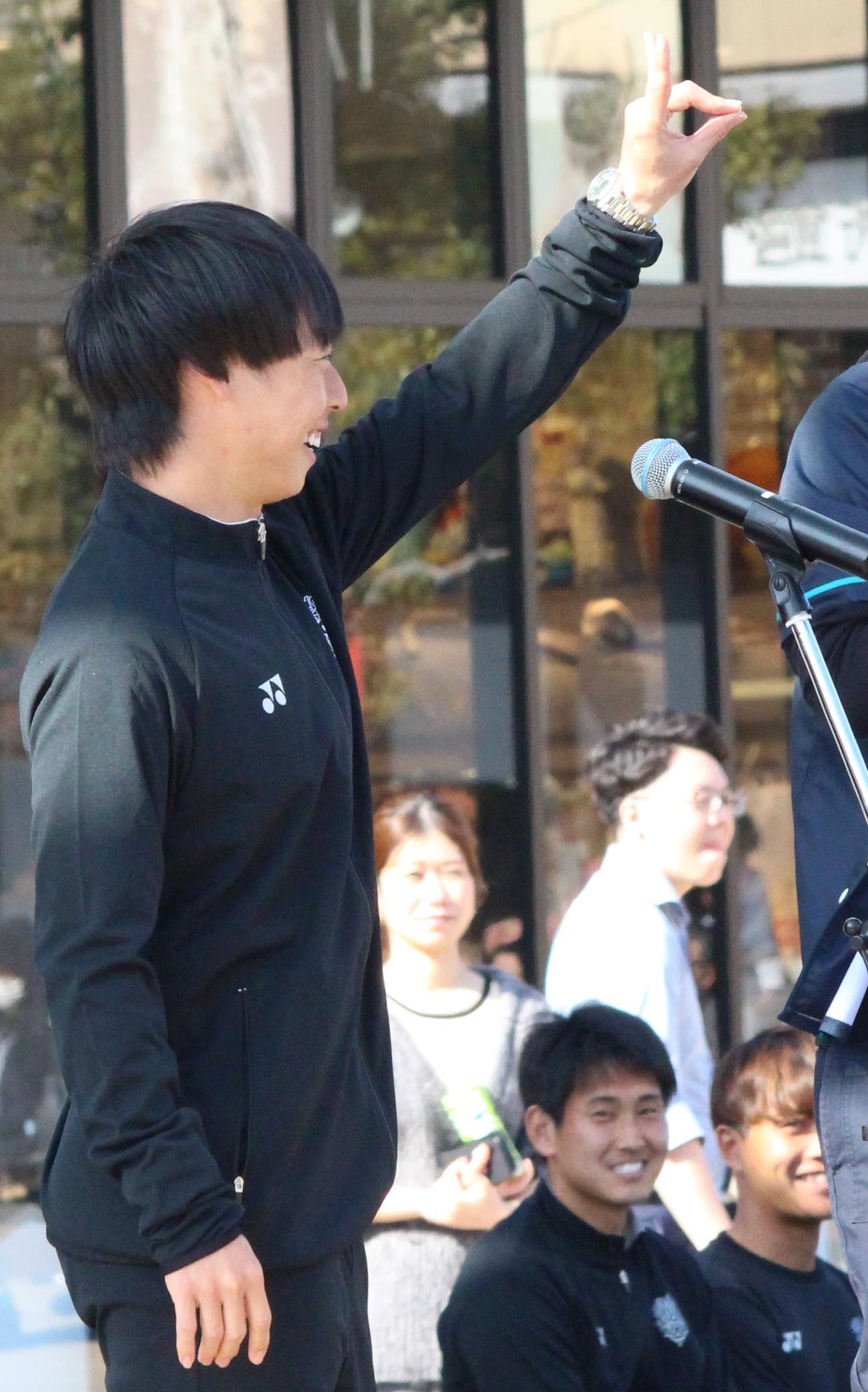 キックオフフェスタで、今季ゴールパフォーマンス予定の「きつねポーズ」を披露する福岡MF紺野和也（撮影・菊川光一）＝2024年2月18日、福岡市・ららぽーと福岡