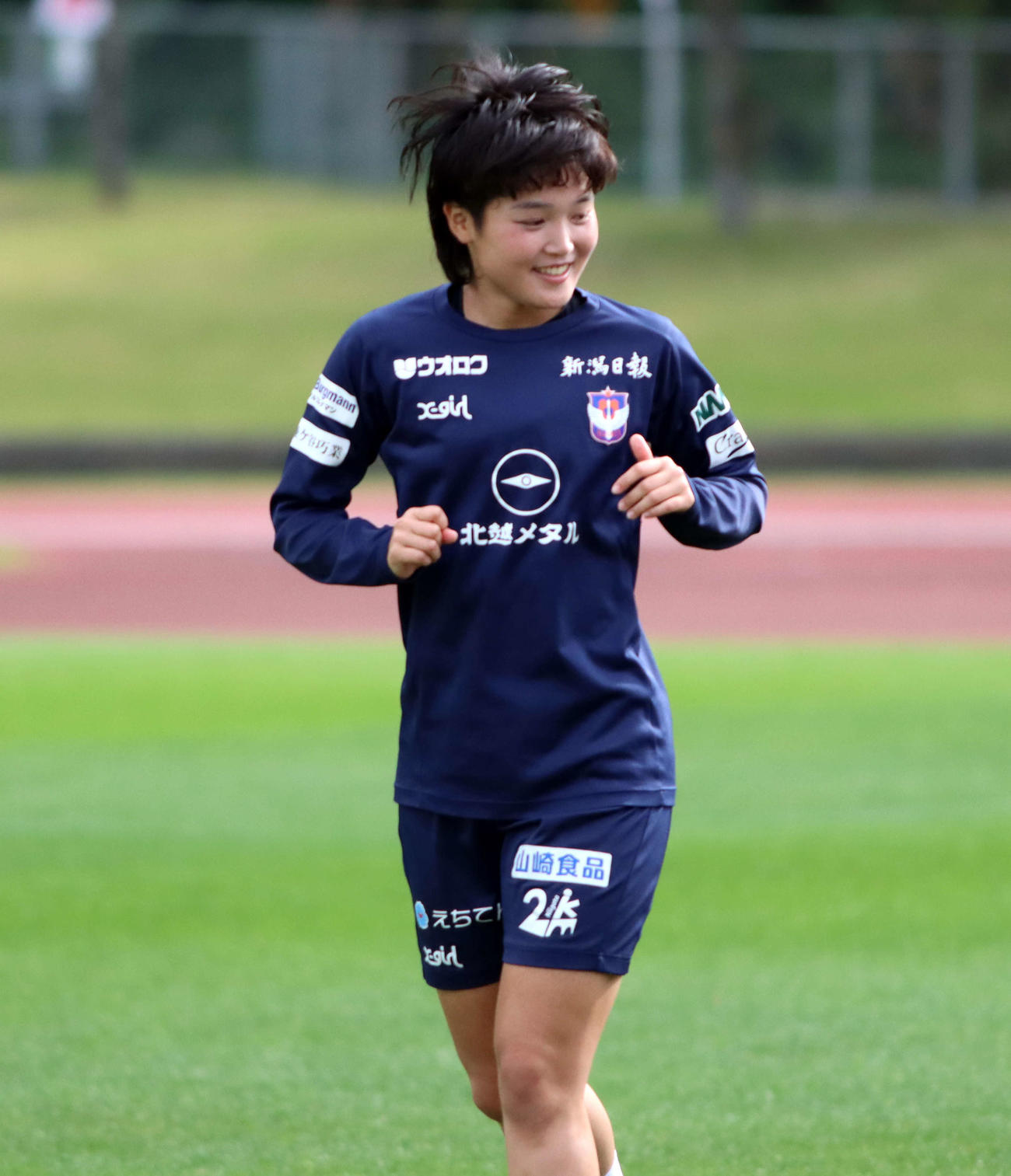 ランニング中、笑顔を見せる三浦