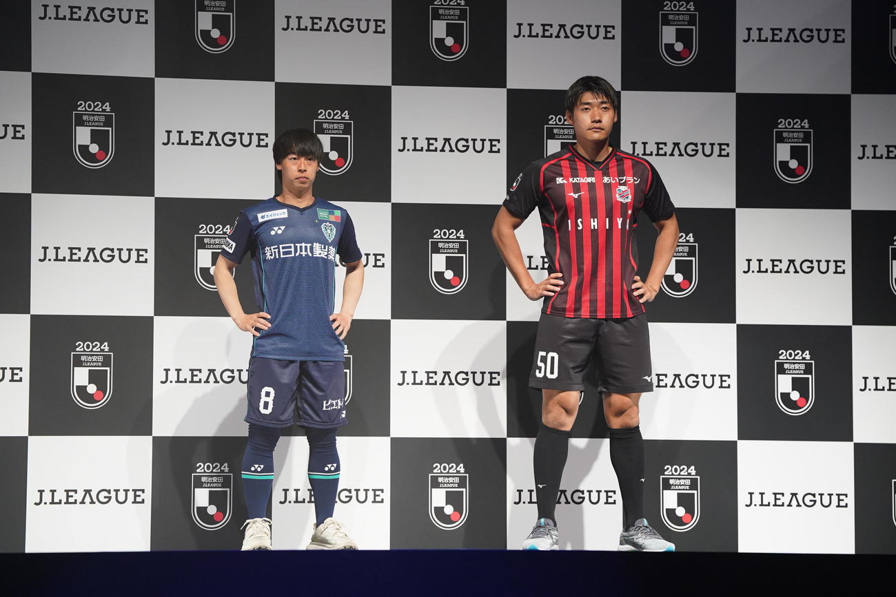 2024Jリーグ開幕PRイベントで記念撮影に臨む福岡紺野（左）と札幌岡村（撮影・小沢裕）