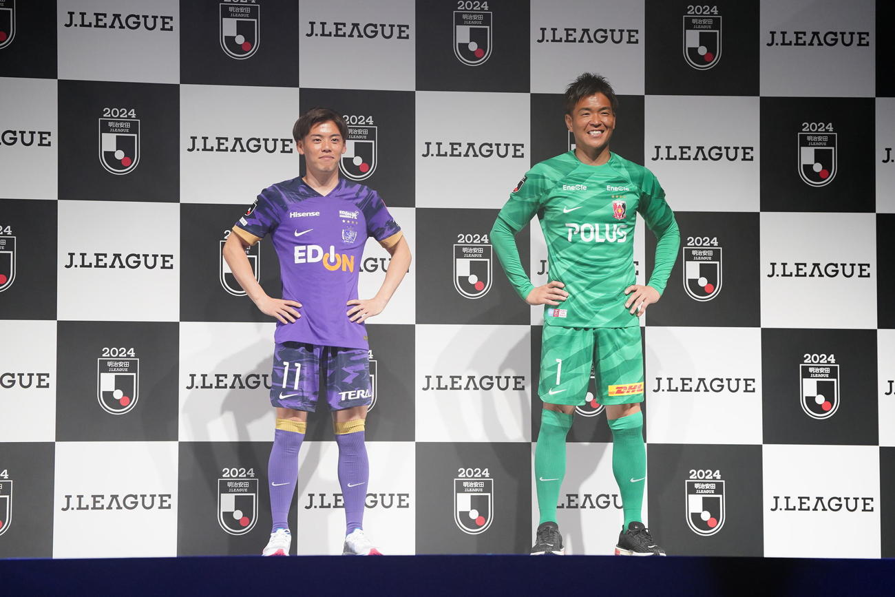 2024Jリーグ開幕PRイベントで記念撮影に臨む広島満田（左）と浦和西川（撮影・小沢裕）