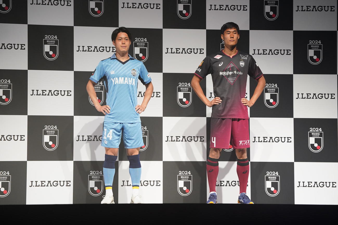 2024Jリーグ開幕PRイベントで記念撮影に臨む磐田松本（左）と神戸山川（撮影・小沢裕）