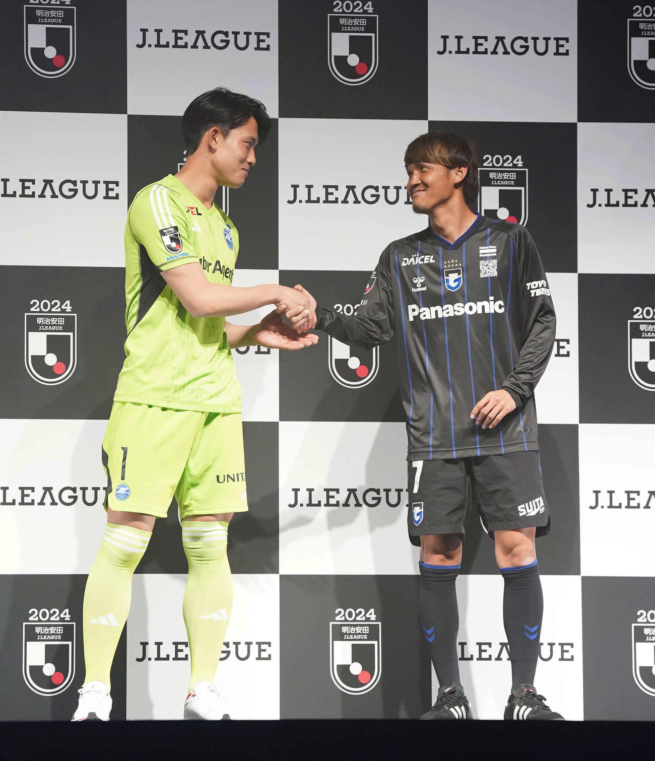 2024Jリーグ開幕PRイベントで壇上に並び互いの健闘をたたえ合い握手する町田谷（左）とG大阪宇佐美（撮影・小沢裕）