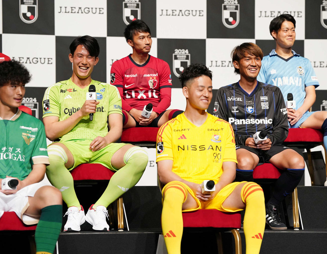 2024Jリーグ開幕PRイベントのトークセッションで笑顔を見せる町田谷（中列左）とG大阪宇佐美（撮影・小沢裕）