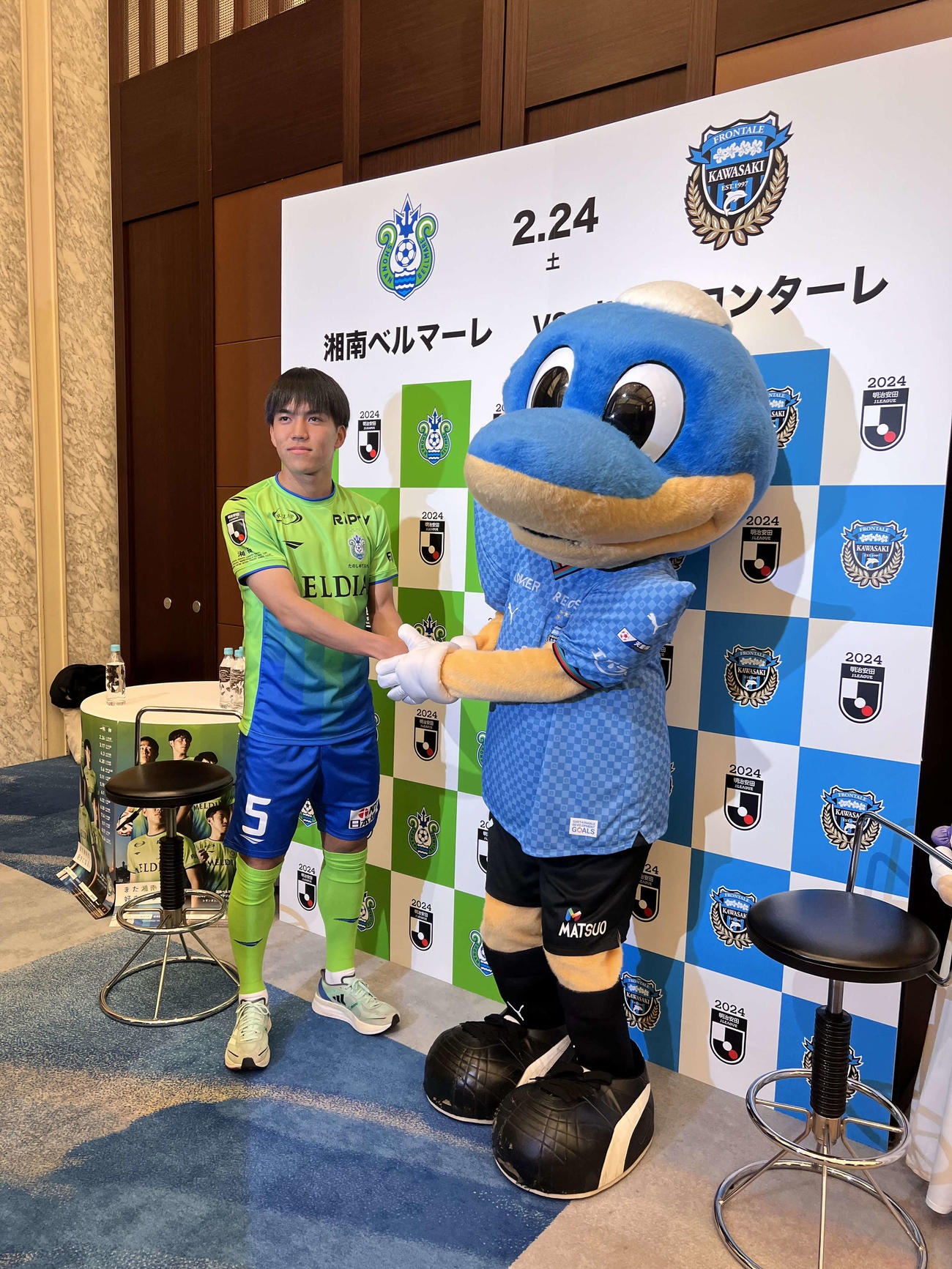 Jリーグ開幕PRイベントに出席した湘南ベルマーレMF田中聡（左）と川崎フロンターレのマスコット「ふろん太」（撮影・佐藤成）