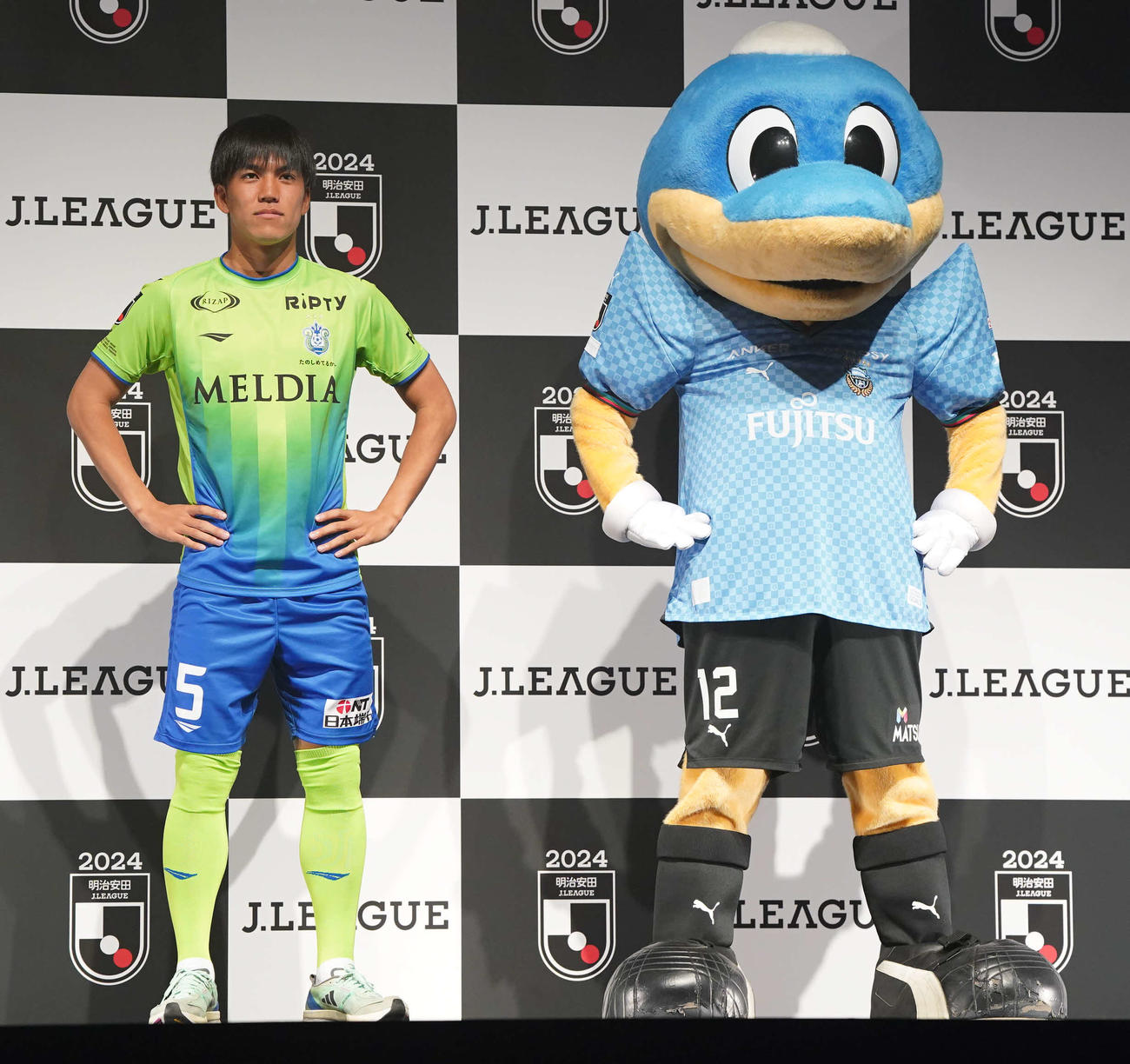 2024Jリーグ開幕PRイベントで記念撮影に臨む湘南田中（左）と川崎Fのマスコット「ふろん太」