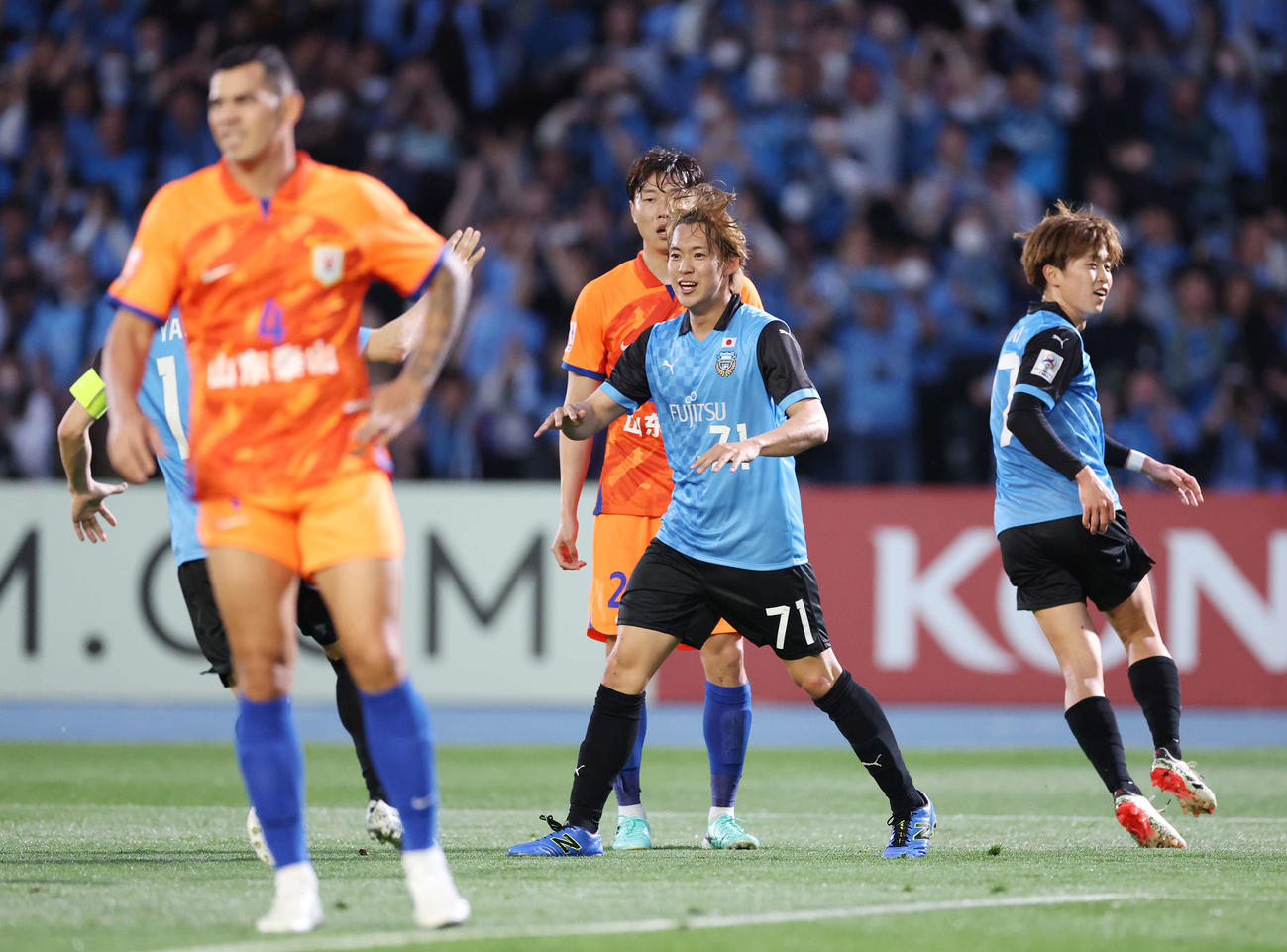 川崎F対山東　前半、ゴールを決め、チームメートと喜ぶ川崎F三浦（撮影・宮地輝）