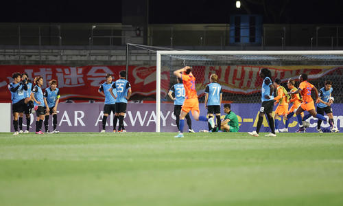 川崎F対山東　後半、ゴールを許し、がくぜんとする川崎Fの選手たち（撮影・宮地輝）