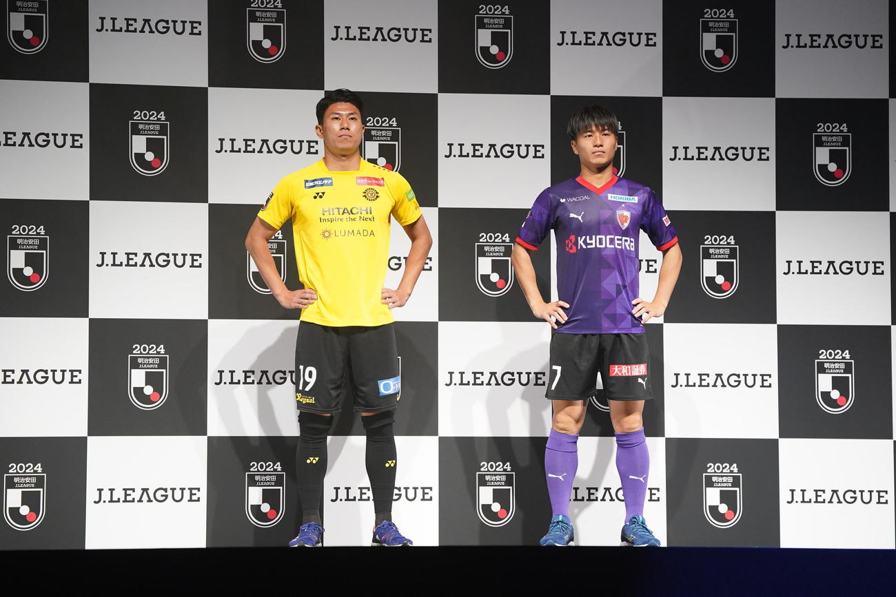 2024Jリーグ開幕PRイベントで記念撮影に臨む柏細谷（左）と京都川崎（撮影・小沢裕）