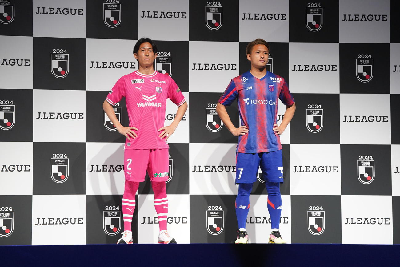 2024Jリーグ開幕PRイベントで記念撮影に臨むC大阪毎熊（左）とFC東京松木（撮影・小沢裕）