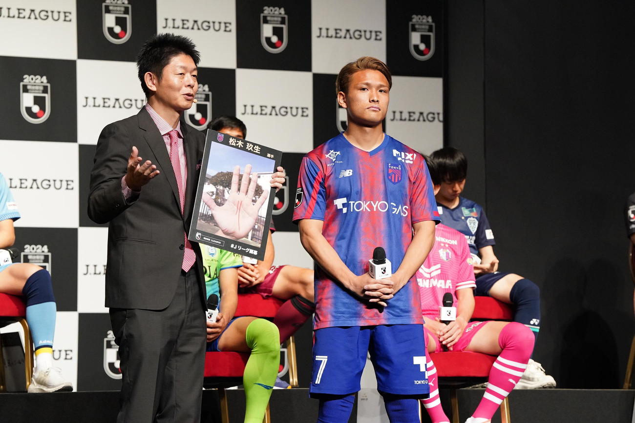 2024Jリーグ開幕PRイベントで手相占いの島田秀平氏（左）から今季の活躍を告げられるFC東京松木（撮影・小沢裕）