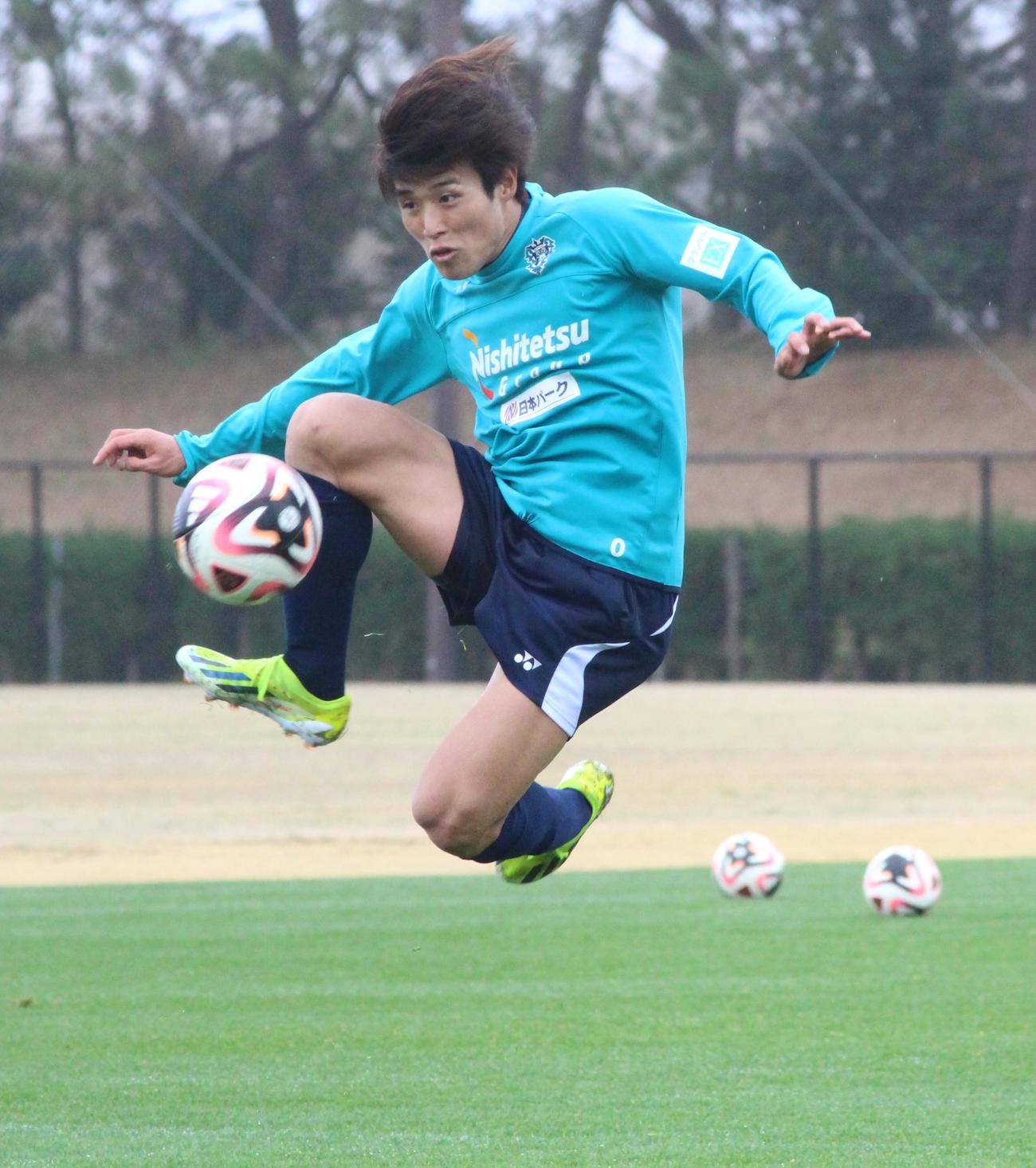 自主練習で、シュートを放つ福岡FW岩崎悠人（撮影・菊川光一）