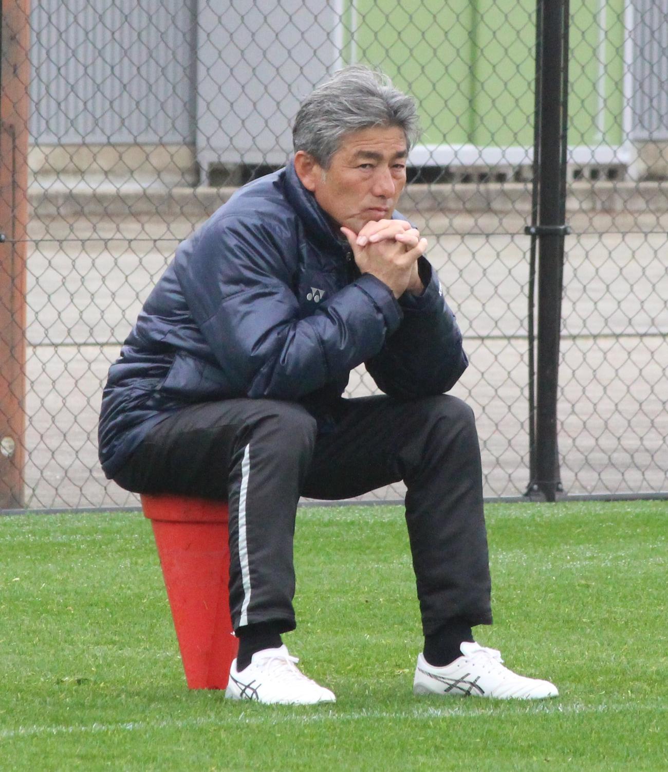 練習を見守る福岡・長谷部茂利監督（撮影・菊川光一）