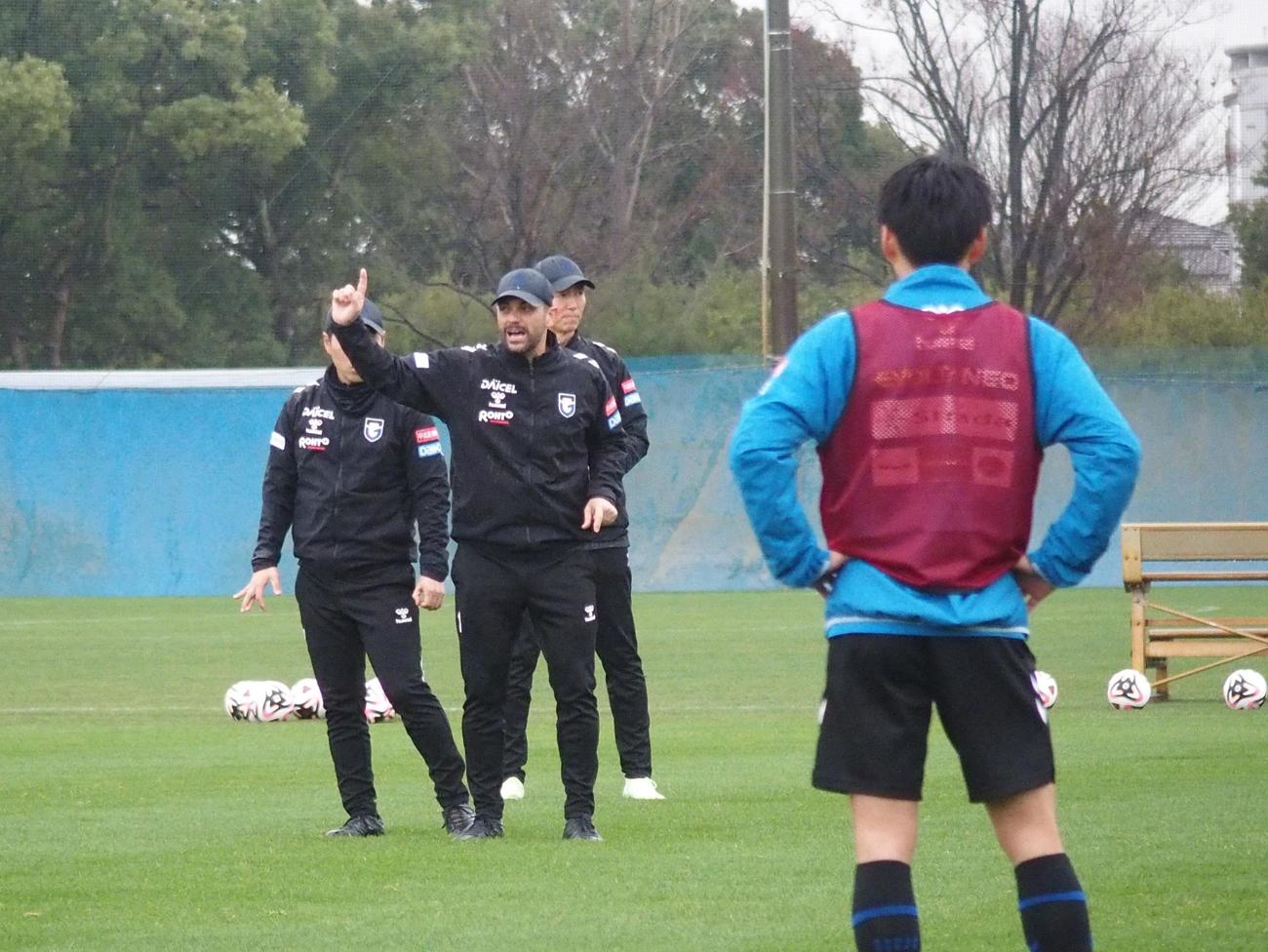 2月20日の練習で指示するダニエル・ポヤトス監督（撮影・永田淳）