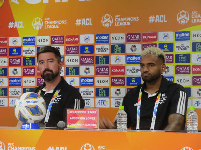 ACLの公式会見に出席した横浜キューウェル監督（左）とアンデルソン・ロペス
