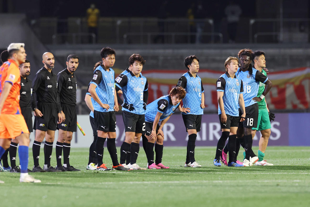 川崎F対山東　決勝トーナメント1回戦で敗退し、肩を落とす川崎Fイレブン（撮影・宮地輝）