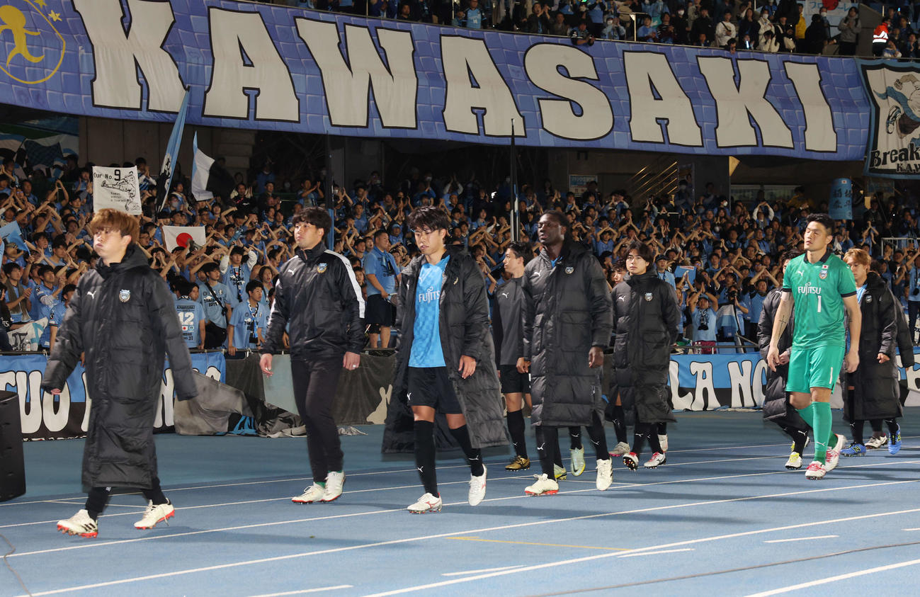 川崎F対山東　決勝トーナメント1回戦で敗退し、肩を落とす川崎Fイレブン（撮影・宮地輝）