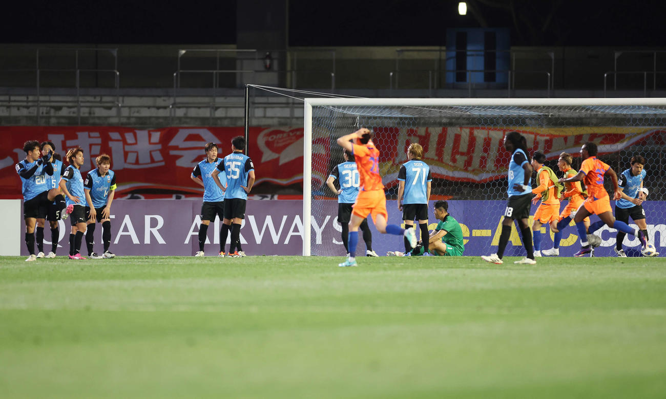川崎F対山東　後半、ゴールを許し、がくぜんとする川崎Fの選手たち（撮影・宮地輝）